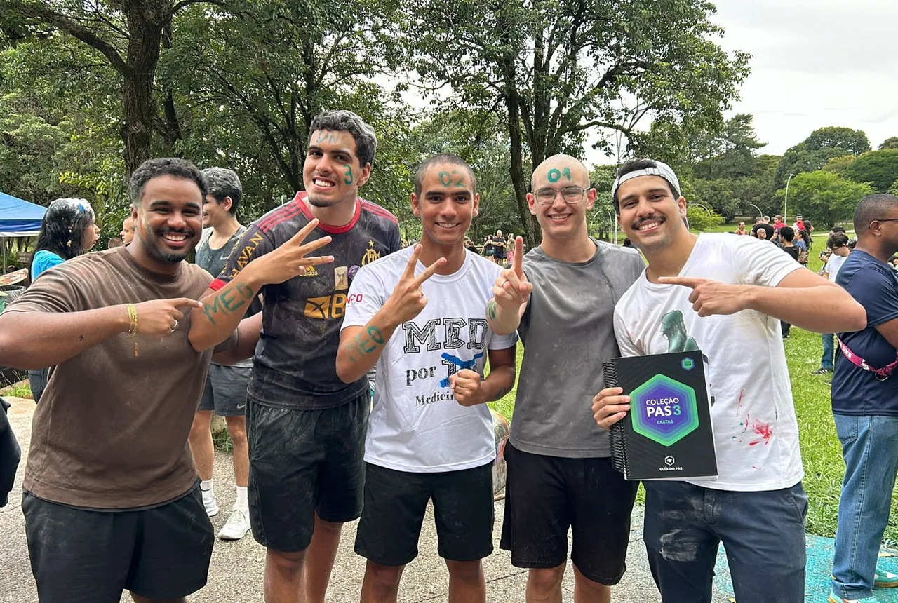 Samuel, Vinicius e João no dia da aprovação, com a Coleção PAS 3