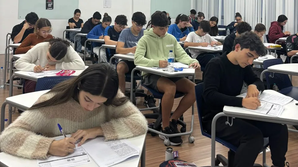 Aplicação presencial de um simulado do Guia, com a sala cheia de alunos fazendo a prova